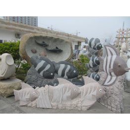 Скульптура рыб из гранита